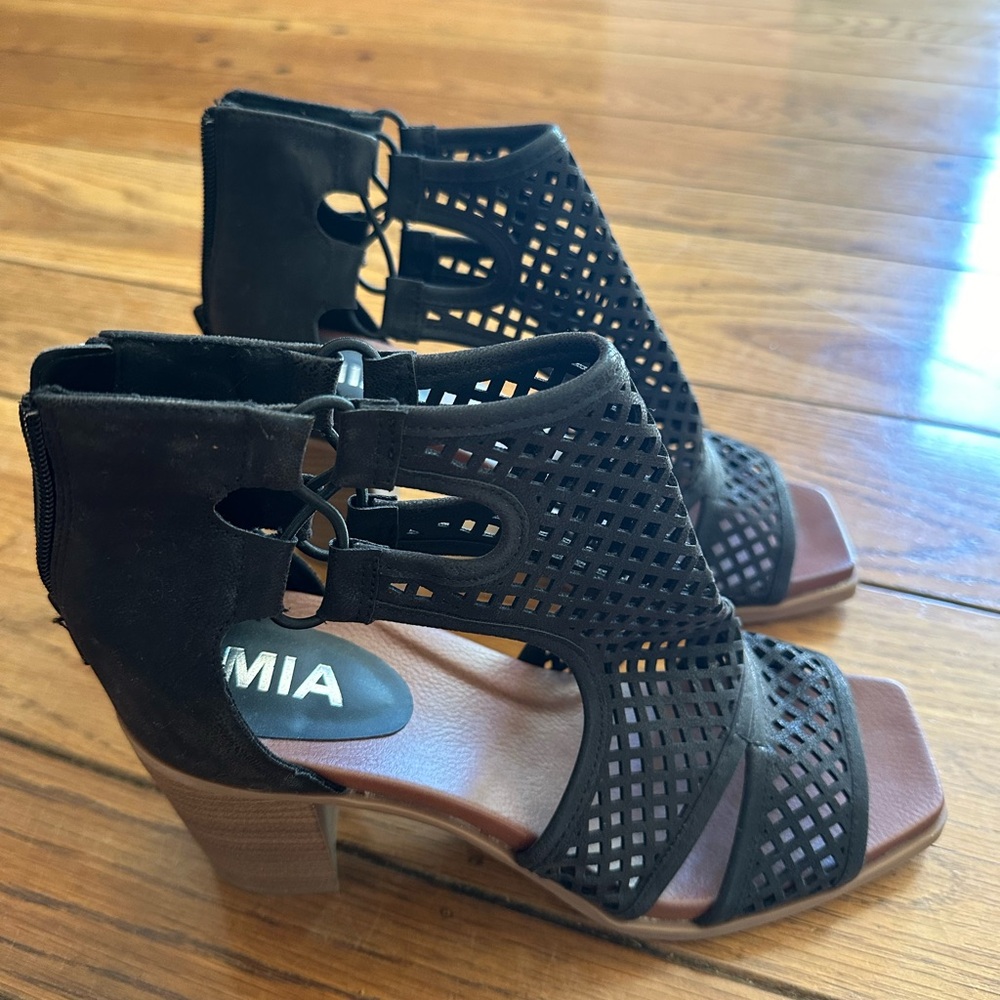 MIA Black T-Strap Sandals with Glossy Finish